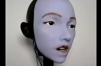 Robot Emo