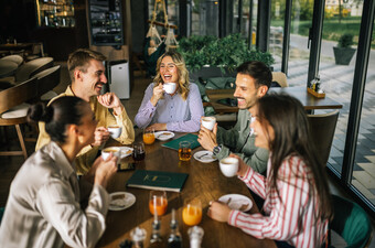 Ekipa u kafiću pije kavu, ilustracija