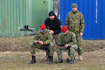 Hrvatski vojnici na obuci za upravljanje FPV dronovima