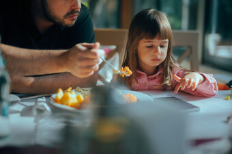 Otac hrani dijete, ilustracija