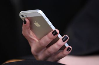 Vrijednost skoro 20 milijuna dolara: Uhićen bračni par koji je vodio tvornicu lažnih Appleovih telefona
