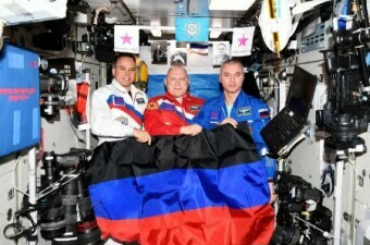 Ruski kozmonauti sa zastavom Donjecka
