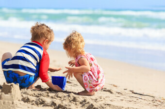 Djeca na plaži, ilustracija