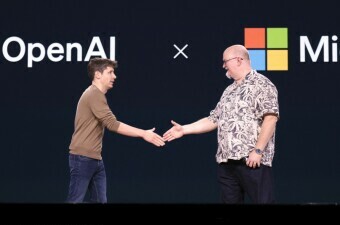 Sam Altman se rukuje s Kevinom Scottom iz Microsofta