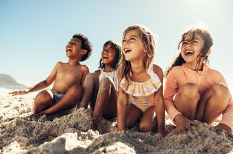 Djeca na plaži, ilustracija