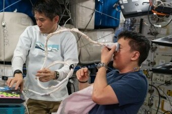 Astronaut provjerava vid na ISS-u