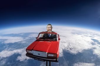 Ruski crveni automobil u svemiru