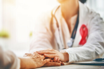 Liječnica s ružičastom vrpcom savjetuje pacijenticu, ilustracija