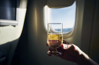 Čaša alkoholnog pića tijekom leta