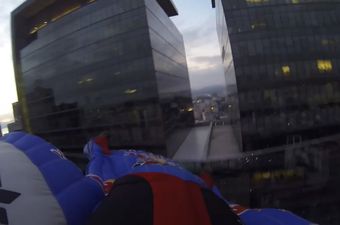 Nevjerojatan sky-dive "kroz" neboder [VIDEO] 