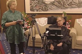 Stephen Hawking u razgovoru s kineskim novinarima (Foto: screenshot/Reuters)