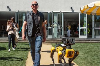 Bezos i robotski pas (Foto: Twitter)