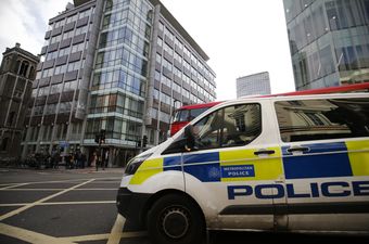 Policija ispred sjedišta Cambridge Analytice u Londonu (Foto: AFP)