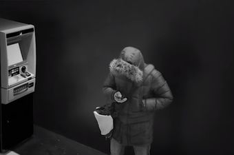 Kriminalac čeka isplatu na bankomatu (Foto: YouTube)
