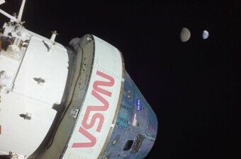 Letjelica Orion u misiji Artemis I s pogledom na Mjesec i Zemlju