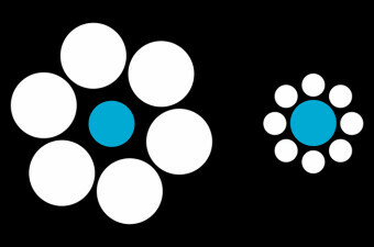 Optička iluzija u kojoj se plavi krugovi doimaju različite veličine, ali su zapravo iste veličine