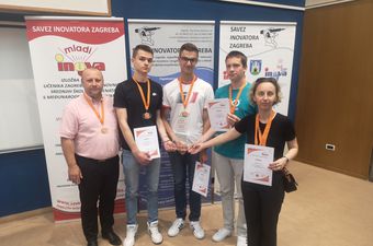 Vukovarski gimnazijalci s mentorima i zlatnom medaljom