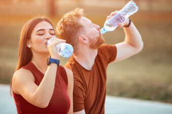 Par pije vodu