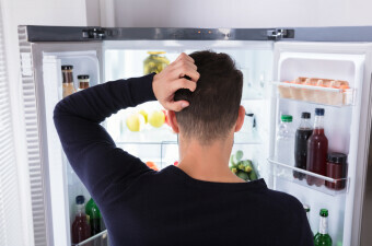 Muškarac ne zna čime iz hladnjaka utažiti glad