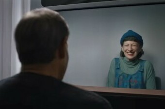 Muškarac i žena razgovaraju koristeći Starline tehnologiju videopoziva