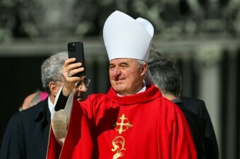 Kardinal s pametnim telefonom