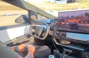 Vozač Cybertrucka igra GTA