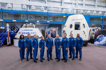 Astronauti ispred kapsula Boeinga i SpaceX-a (Foto: NASA)