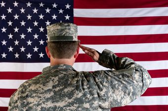 Vojnik salutira američkoj zastavi