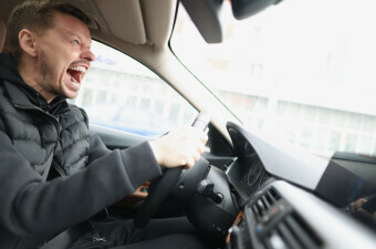Agresivan vozač, ilustracija