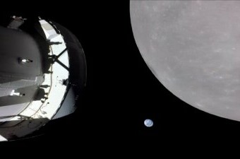 Pogled na Mjesec i Zemlju s Oriona
