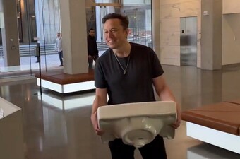 Elon Musk s umivaonikom u bivšem sjedištu Twittera