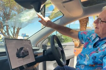 Andrew Melville-Smith pokazuje razbijeno vjetrobransko staklo u svojoj Tesli