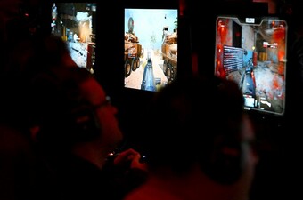 Gameri igraju Call of Duty, ilustracija