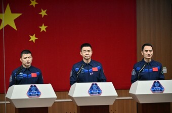 Astronauti Wang Jie, Chen Dong i Chen Zhongrui