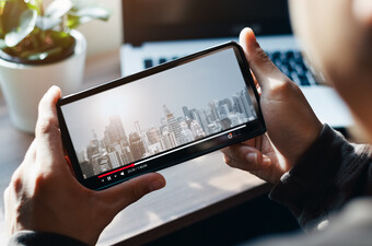 Gledanje videa na telefonu, ilustracija