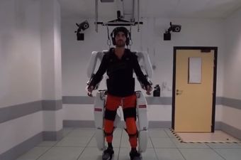 Paralizirani muškarac prohodao pomoću egzoskeleta