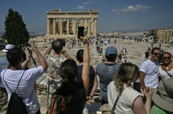 Turisti ispred hrama Partenona u Grčkoj