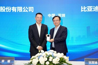 James Li, izvršni direktor tvrtke Honor Terminal Co., Ltd., i Wang Chuanfu, predsjednik uprave i predsjednik BYD Grupe