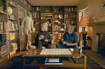 Robot Neo u kući s vlasnicima