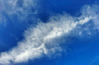 Raspršeni trag ispušnih plinova iz zrakoplova na nebu