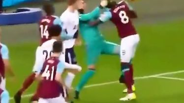 Adrian hvata glavu Kouyatea