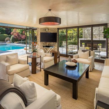 Vila u kojoj su živjeli Jennifer Aniston i Brad Pitt prodaje se za 56 milijuna dolara - 1