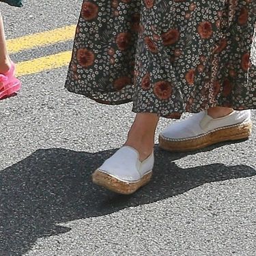 Mila je nosila espadrile