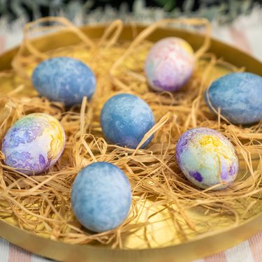 Bojenje jaja krep-papirom