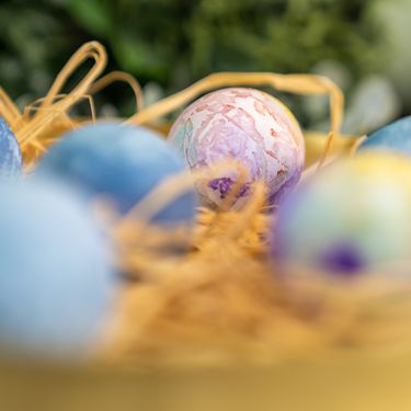 Bojenje jaja krep-papirom