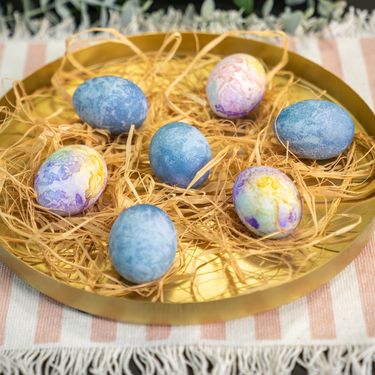 Bojenje jaja krep-papirom