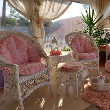 Nataša Veselinović iz Valjeva uredila je svoju ružičastu terasu iz mašte - 10