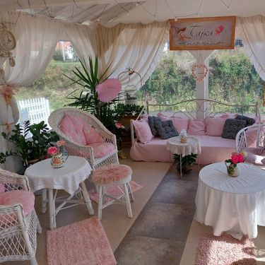 Nataša Veselinović iz Valjeva uredila je svoju ružičastu terasu iz mašte - 14