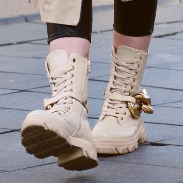 Mlada dama sa zagrebačke špice u čizmama brenda DeeZee