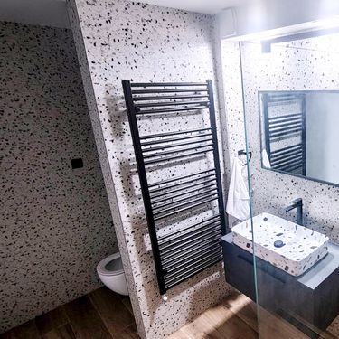 Gabrijela Vidaković iz Siska uredila je svoju kupaonicu u kombinaciji terrazzo pločica i drveta - 3